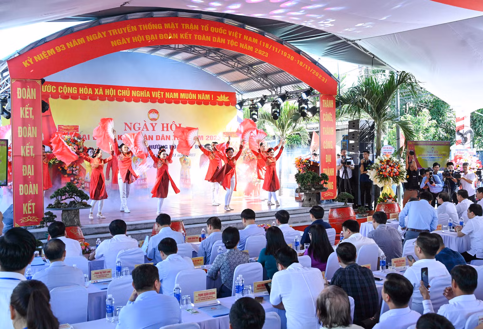 Quang cảnh Ngày hội Đại đoàn kết toàn dân tộc tại Khu dân cư 10, phường Hoà Hiệp Bắc.