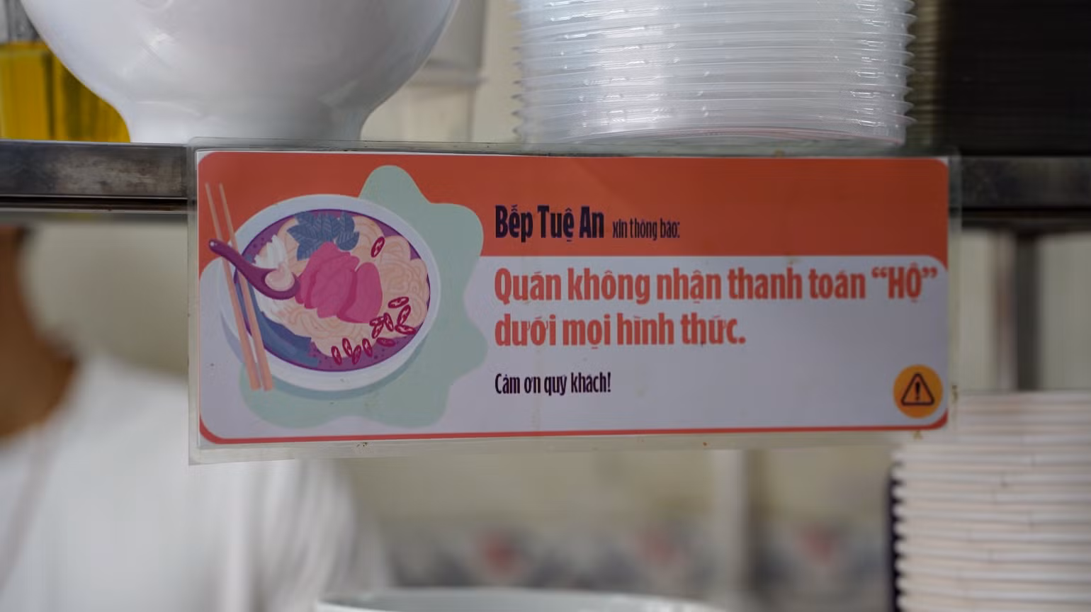 Quy định này được quán đặt ra nhằm tránh những tình huống khó xử cho cả người trả tiền và người được thanh toán. Quy định này được quán đặt ra nhằm tránh những tình huống khó xử cho cả người trả tiền và người được thanh toán.