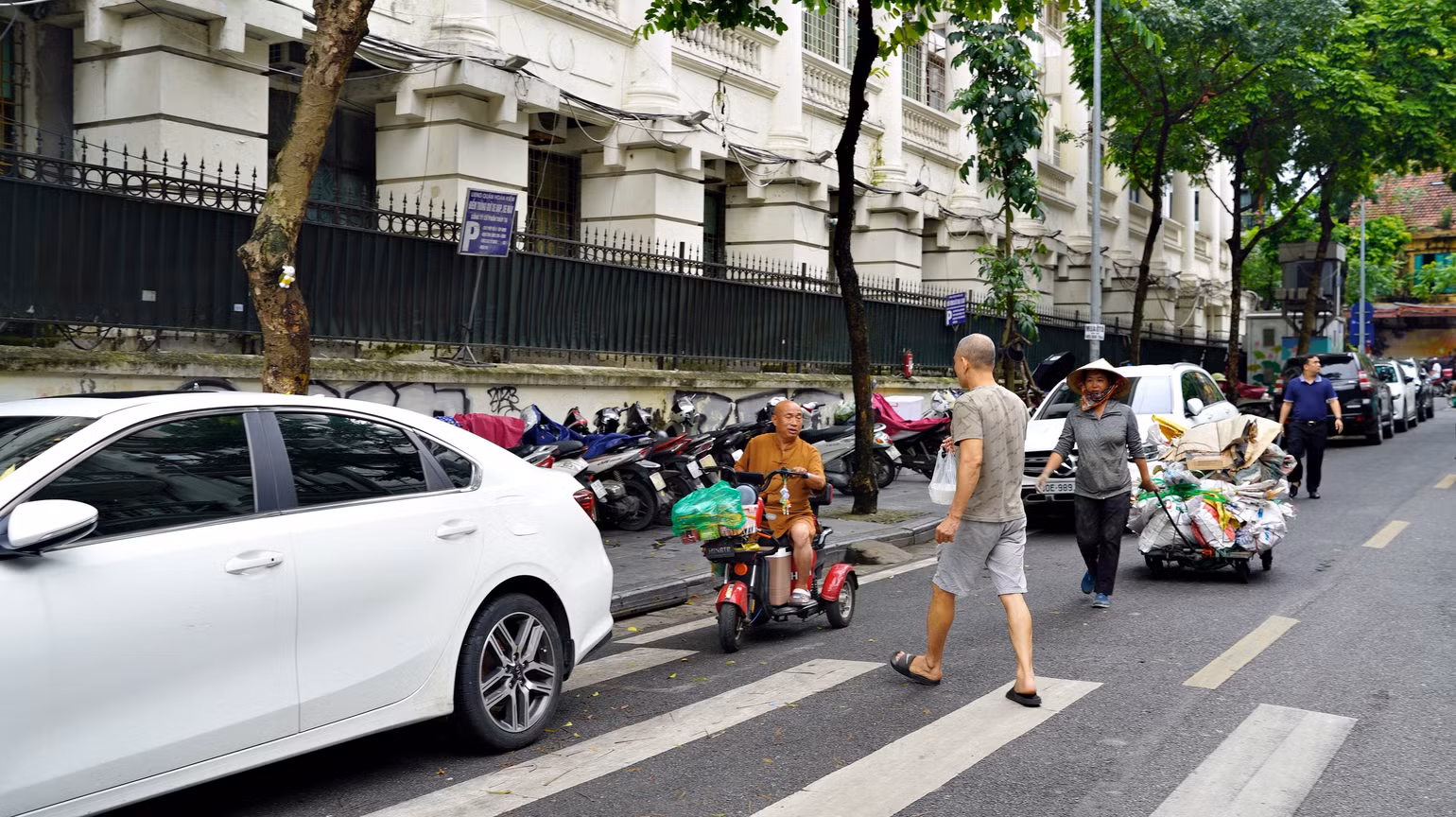 "Phở treo" nơi góc đường Bảo Khánh đã phần nào làm nhẹ đi một chút gánh nặng cuộc sống của những người có hoàn cảnh khó khăn. "Phở treo" nơi góc đường Bảo Khánh đã phần nào làm nhẹ đi một chút gánh nặng cuộc sống của những người có hoàn cảnh khó khăn.