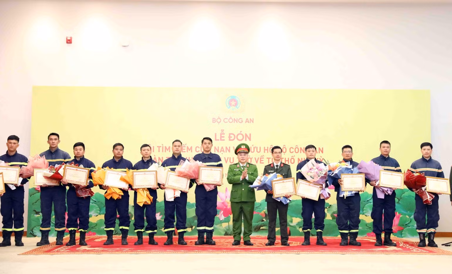 24 cán bộ, chiến sĩ tham gia cứu hộ, cứu nạn tại Thổ Nhĩ Kỳ nhận bằng khen của Bộ Công an. 24 cán bộ, chiến sĩ tham gia cứu hộ, cứu nạn tại Thổ Nhĩ Kỳ nhận bằng khen của Bộ Công an.