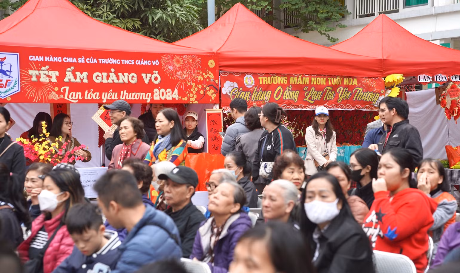Những gian hàng 0 đồng được chuẩn bị chu đáo, trong thời gian dài bởi nhiều đơn vị, nhà hảo tâm. Những gian hàng 0 đồng được chuẩn bị chu đáo, trong thời gian dài bởi nhiều đơn vị, nhà hảo tâm.