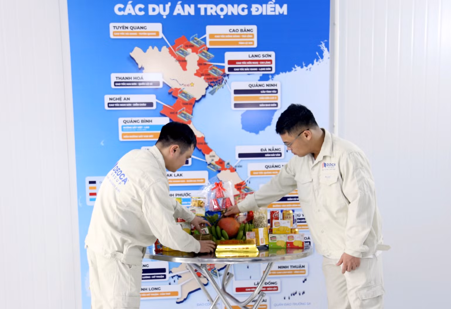 Cán bộ, công nhân ở lại công trường thi công với đầy đủ bánh kẹo và các loại nhu yếu phẩm đón Tết. Cán bộ, công nhân ở lại công trường thi công với đầy đủ bánh kẹo và các loại nhu yếu phẩm đón Tết.