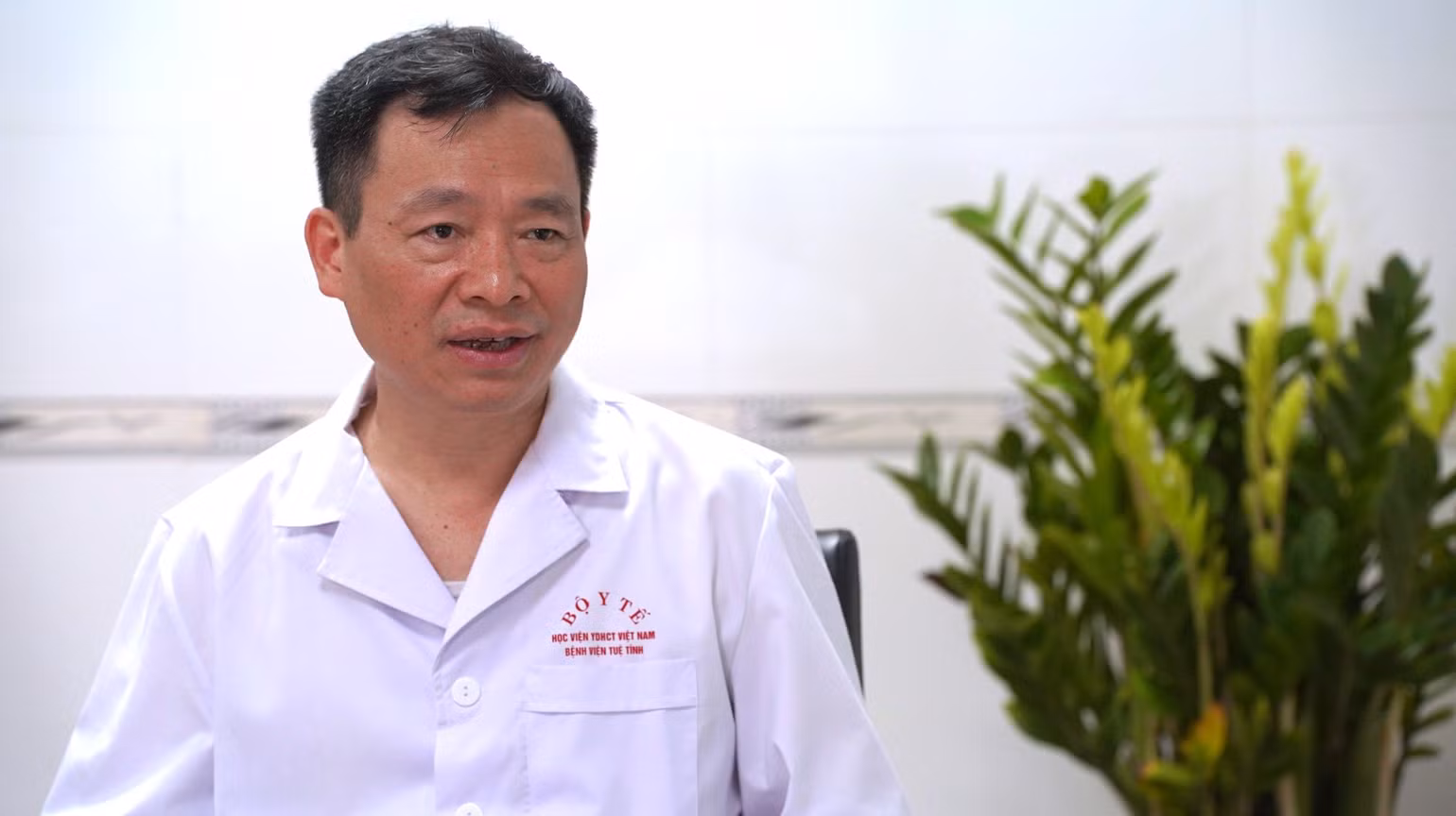 PGS, TS Lê Mạnh Cường, Giám đốc Bệnh viện Tuệ Tĩnh (Học Viện Y Dược cổ truyền Việt Nam) chia sẻ về ứng dụng công nghệ trí tuệ nhân tạo và robot trong phục hồi chức năng.