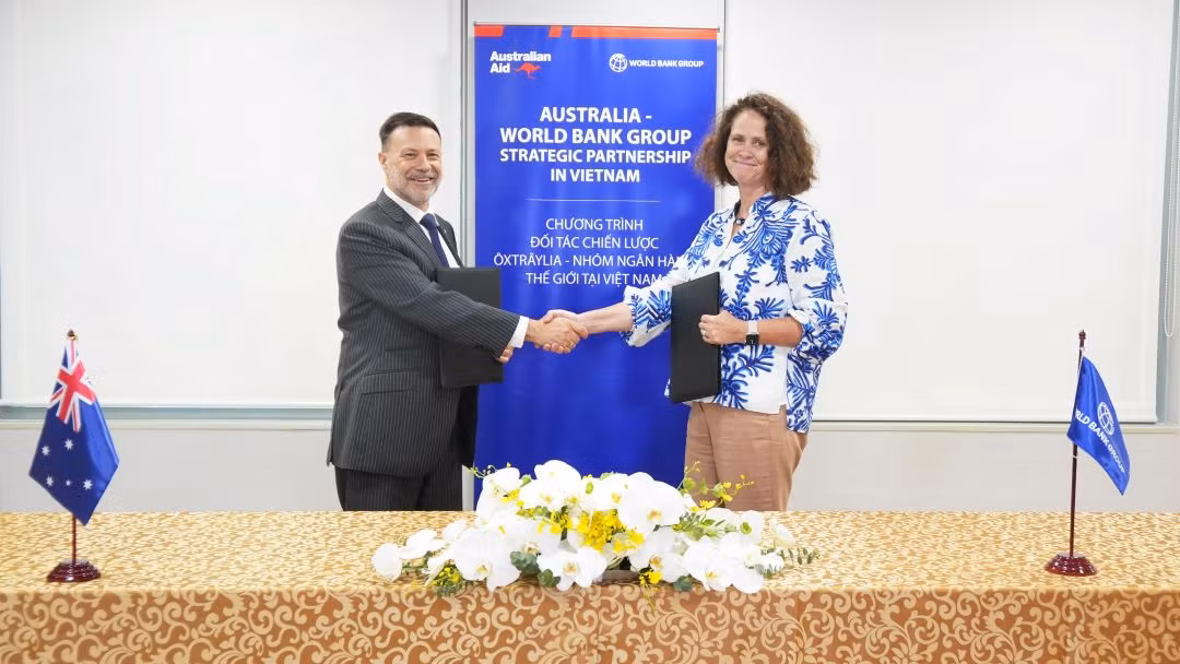 Đại sứ Australia, ông Andrew Goledzinowski và Giám đốc Quốc gia Ngân hàng Thế giới, Carolyn Turk tại Lễ ký kết. Đại sứ Australia, ông Andrew Goledzinowski và Giám đốc Quốc gia Ngân hàng Thế giới, Carolyn Turk tại Lễ ký kết.