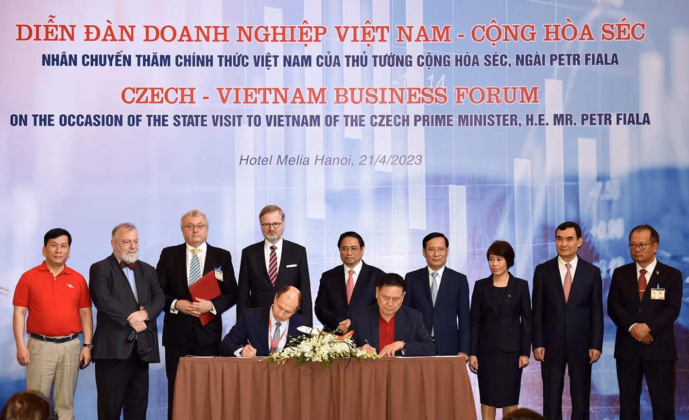 Thủ tướng Phạm Minh Chính và Thủ tướng Séc Petr Fiala chứng kiến ký Thỏa thuận hợp tác giữa Công ty Hàng không Séc và Hãng hàng không Vietjet Air về hợp tác đào tạo phi công thương mại, Thỏa thuận hợp tác đào tạo Lý thuyết cơ bản vận tải hàng không (ATPL).