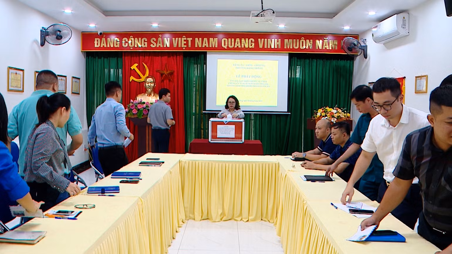 Các cán bộ phường Hàng Trống tổ chức hoạt động ủng hộ nạn nhân vụ cháy. Các cán bộ phường Hàng Trống tổ chức hoạt động ủng hộ nạn nhân vụ cháy.