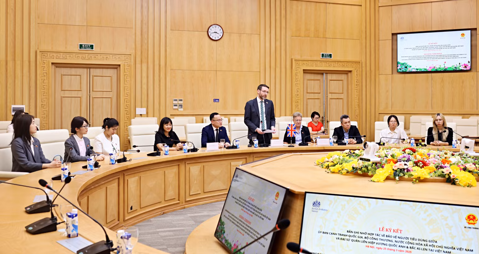Đại sứ Anh tại Việt Nam Iain Frew cam kết Vương quốc Anh sẽ hỗ trợ Việt Nam cải thiện môi trường kinh doanh, đặc biệt trong những lĩnh vực như bảo vệ người tiêu dùng, cải cách hành chính, chuyển đổi số.