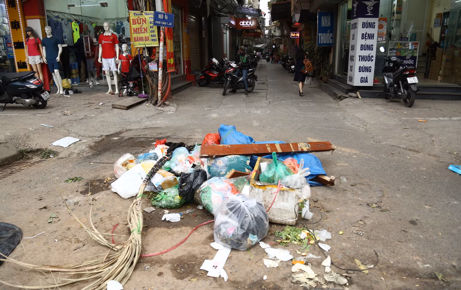 Bãi rác tự phát ngay lối vào ngõ 94 Tân Mai, quận Hoàng Mai, Hà Nội. (Ảnh: Thu Phương) Bãi rác tự phát ngay lối vào ngõ 94 Tân Mai, quận Hoàng Mai, Hà Nội. (Ảnh: Thu Phương)