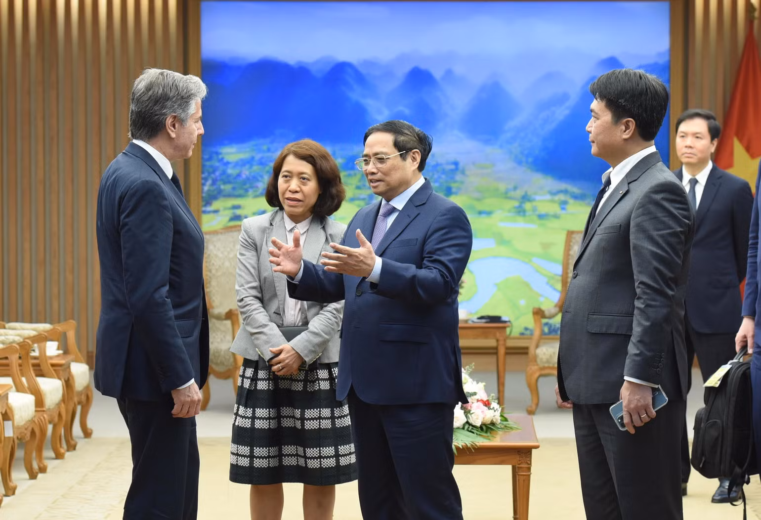 Thủ tướng Phạm Minh Chính trao đổi với Bộ trưởng Ngoại giao Hoa Kỳ Antony Blinken sau buổi tiếp. Thủ tướng Phạm Minh Chính trao đổi với Bộ trưởng Ngoại giao Hoa Kỳ Antony Blinken sau buổi tiếp.