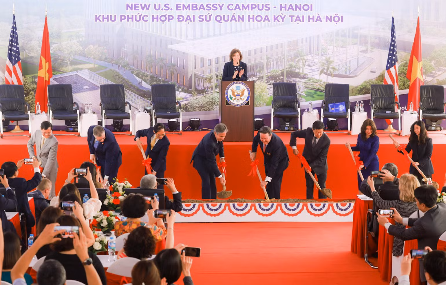 Sáng cùng ngày, Bộ trưởng Ngoại giao Hoa Kỳ Antony Blinken và Bộ trưởng Ngoại giao Bùi Thanh Sơn đã khởi công khu phức hợp Đại sứ quán mới của Mỹ tại vị trí giao giữa công viên Cầu Giấy với phố Phạm Văn Bạch (quận Cầu Giấy, Hà Nội). Sáng cùng ngày, Bộ trưởng Ngoại giao Hoa Kỳ Antony Blinken và Bộ trưởng Ngoại giao Bùi Thanh Sơn đã khởi công khu phức hợp Đại sứ quán mới của Mỹ tại vị trí giao giữa công viên Cầu Giấy với phố Phạm Văn Bạch (quận Cầu Giấy, Hà Nội).