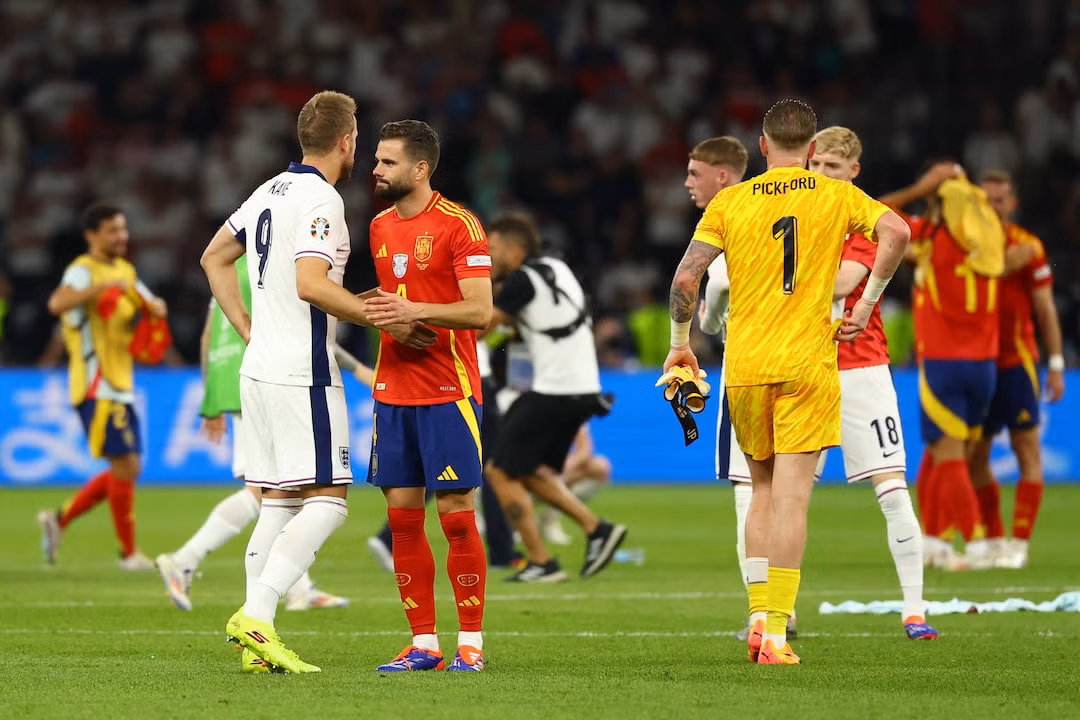 Harry Kane được Nacho an ủi sau trận đấu. Harry Kane được Nacho an ủi sau trận đấu.