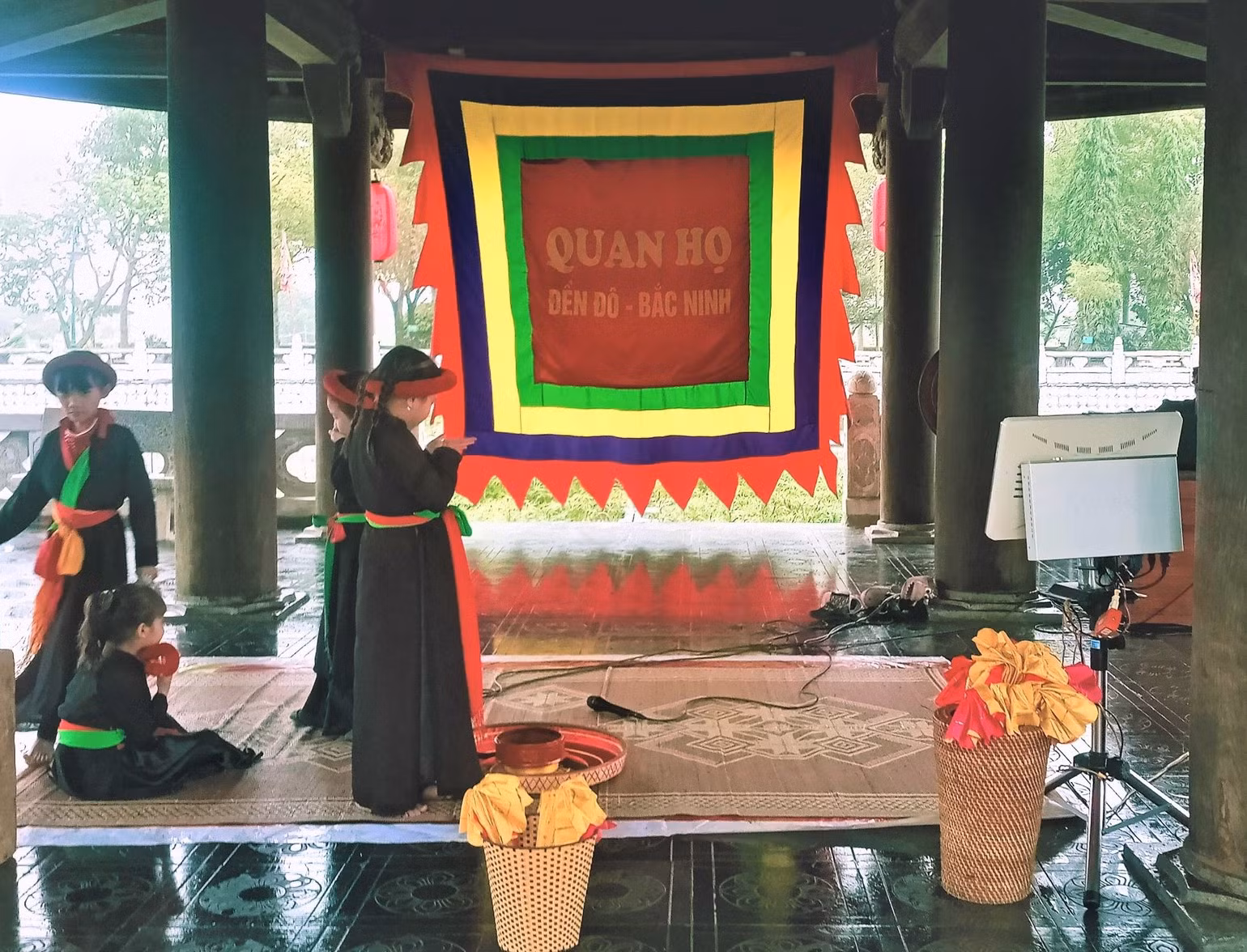 Những thành viên trẻ của CLB Quan họ Đền Đô tại thủy đình Đền Đô. Những thành viên trẻ của CLB Quan họ Đền Đô tại thủy đình Đền Đô.