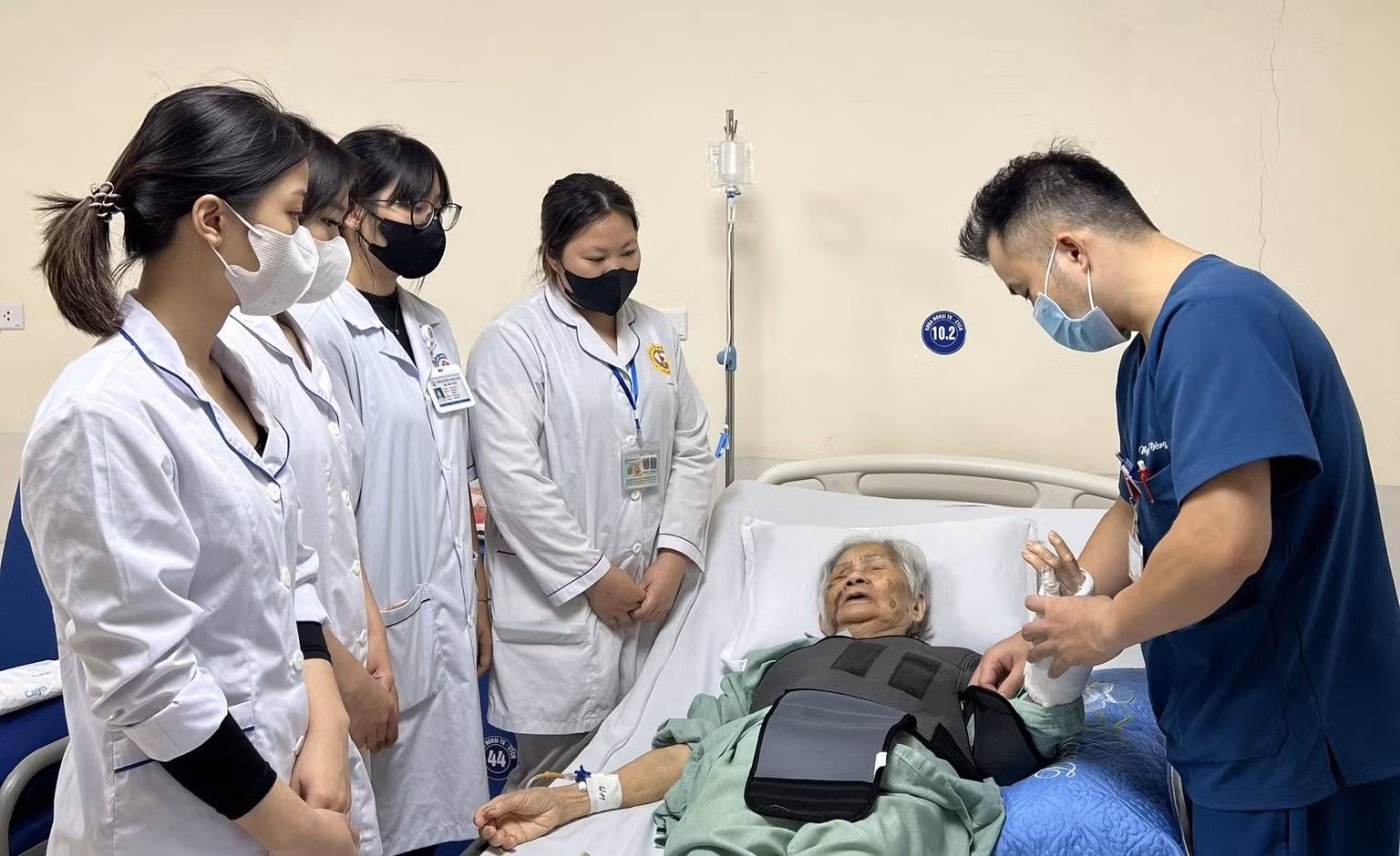 Thủ tục và chuyên môn y tế cần được tách biệt để không gây ảnh hưởng tới quá trình khám chữa bệnh. Thủ tục và chuyên môn y tế cần được tách biệt để không gây ảnh hưởng tới quá trình khám chữa bệnh.