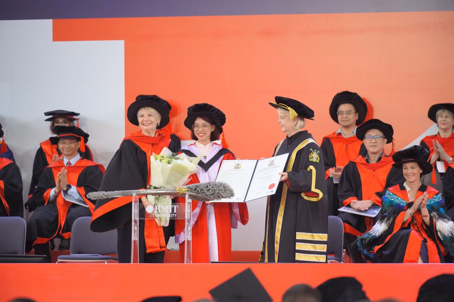 Tiến sĩ Danh dự ngành Kinh doanh từ Đại học RMIT Đặng Thị Hương chia sẻ câu chuyện vượt lên những khó khăn để thay đổi bản thân. Tiến sĩ Danh dự ngành Kinh doanh từ Đại học RMIT Đặng Thị Hương chia sẻ câu chuyện vượt lên những khó khăn để thay đổi bản thân.
