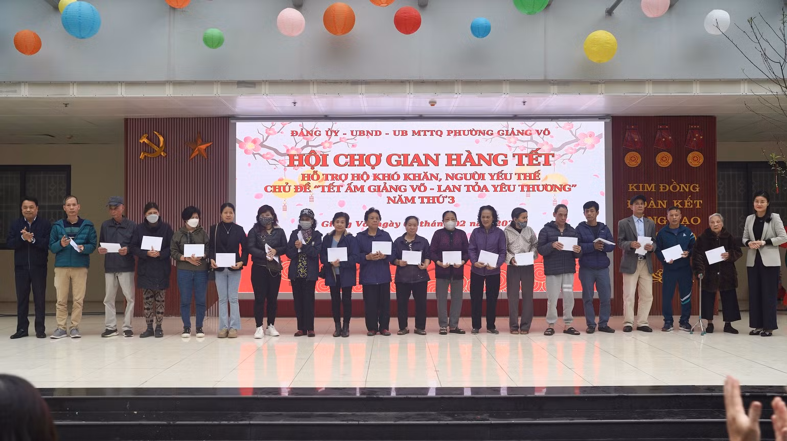 Nhiều phần quà hỗ trợ được trao tặng tới người dân tại chương trình. Nhiều phần quà hỗ trợ được trao tặng tới người dân tại chương trình.