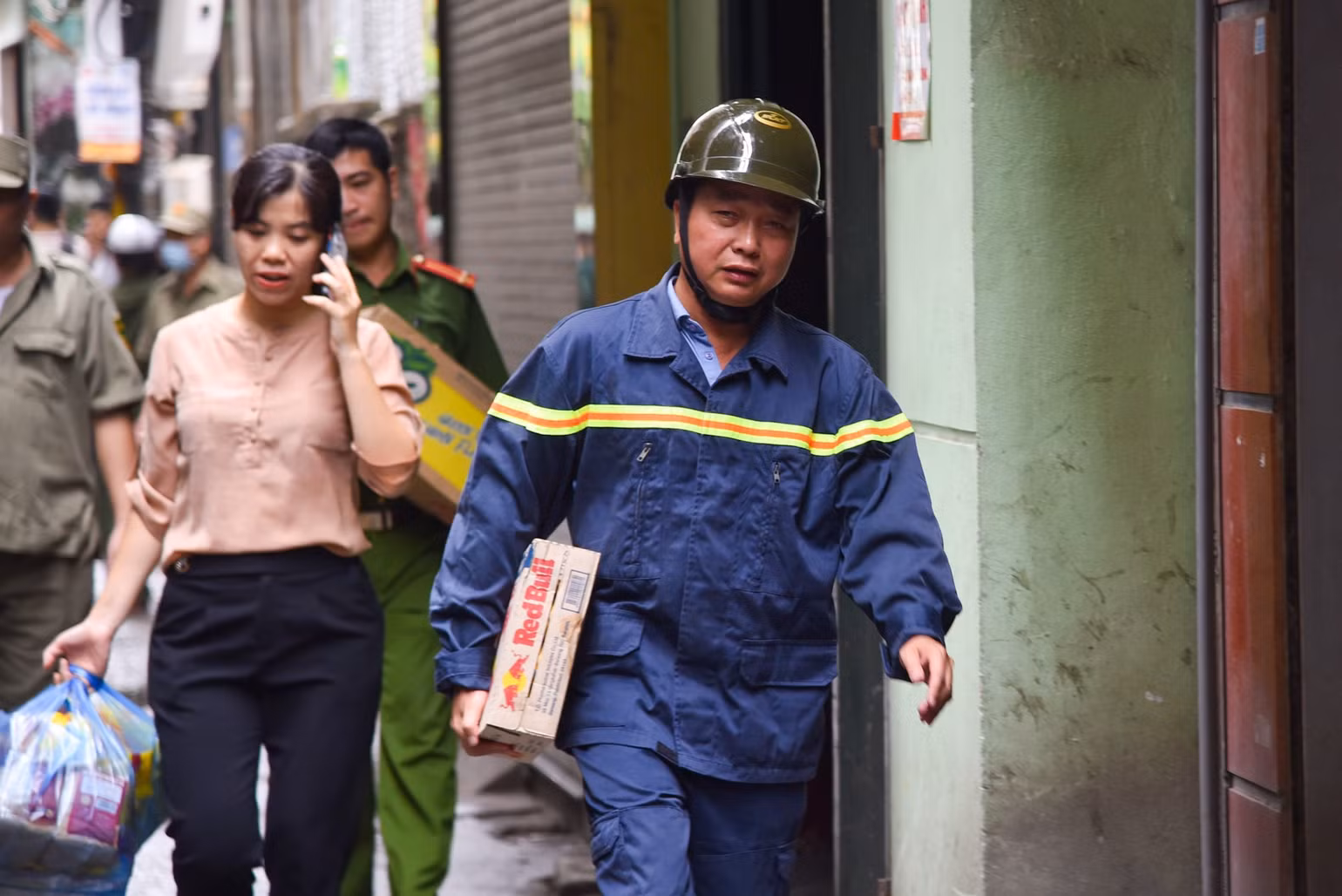 Thực hiện nhiện vụ liên tục nên những khoảng nghỉ nạp năng lượng là rất hiếm hoi. Thực hiện nhiện vụ liên tục nên những khoảng nghỉ nạp năng lượng là rất hiếm hoi.