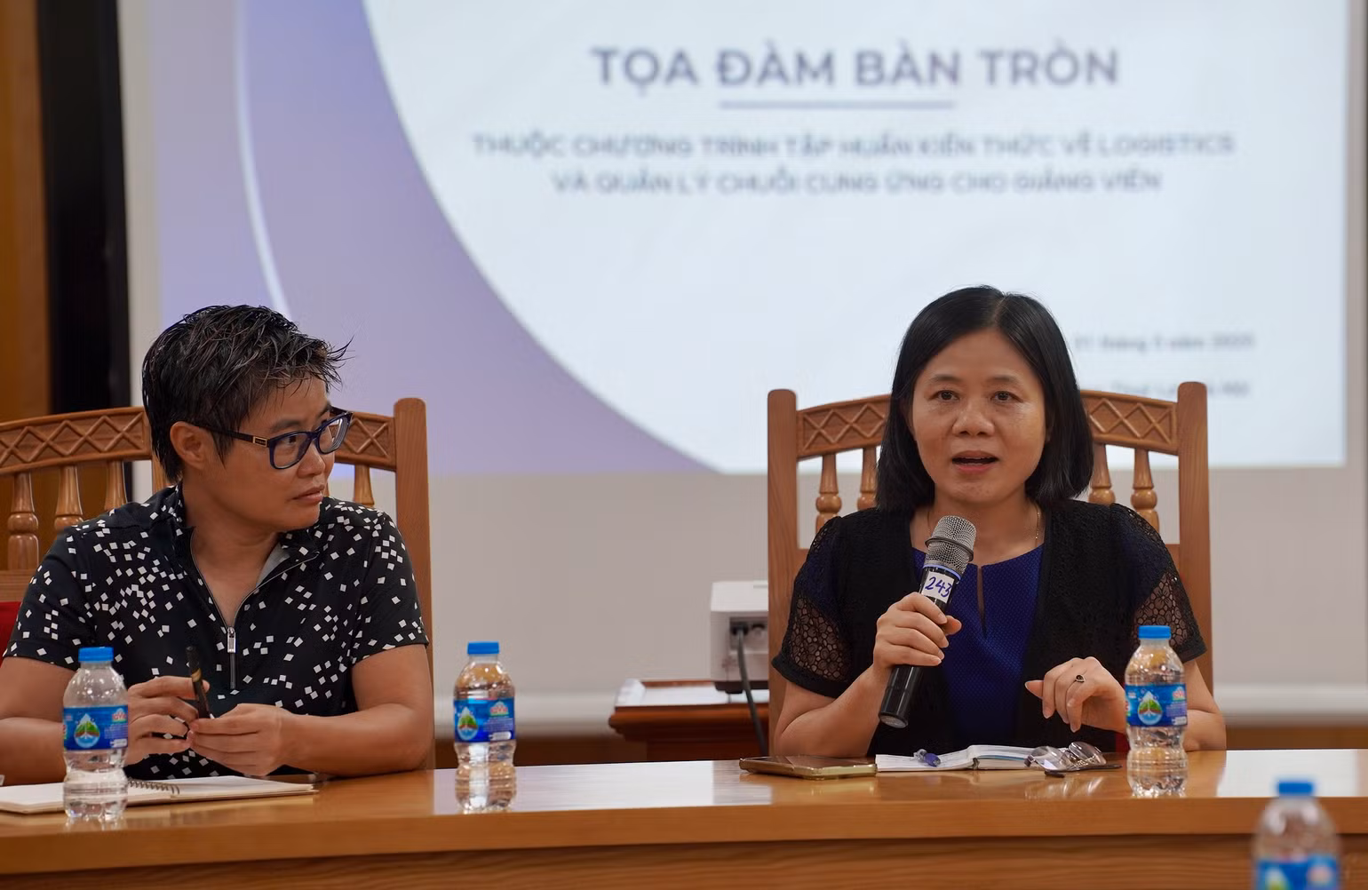 Bà Đỗ Thu Phương (trái) và TS Phùng Mai Lan (phải) chia sẻ sự cần thiết để các doanh nghiệp đồng hành cùng trường đại học phát triển mô hình đào tạo kết hợp. Bà Đỗ Thu Phương (trái) và TS Phùng Mai Lan (phải) chia sẻ sự cần thiết để các doanh nghiệp đồng hành cùng trường đại học phát triển mô hình đào tạo kết hợp.