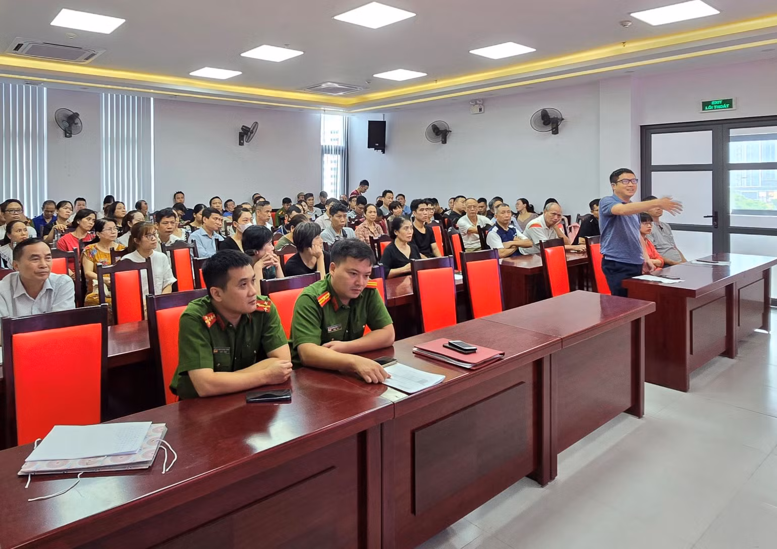 Các câu hỏi về những trang thiết bị phòng cháy chữa cháy gì cần được trang bị cũng được chủ cơ sở kinh doanh đặt ra tại buổi Đối thoại.