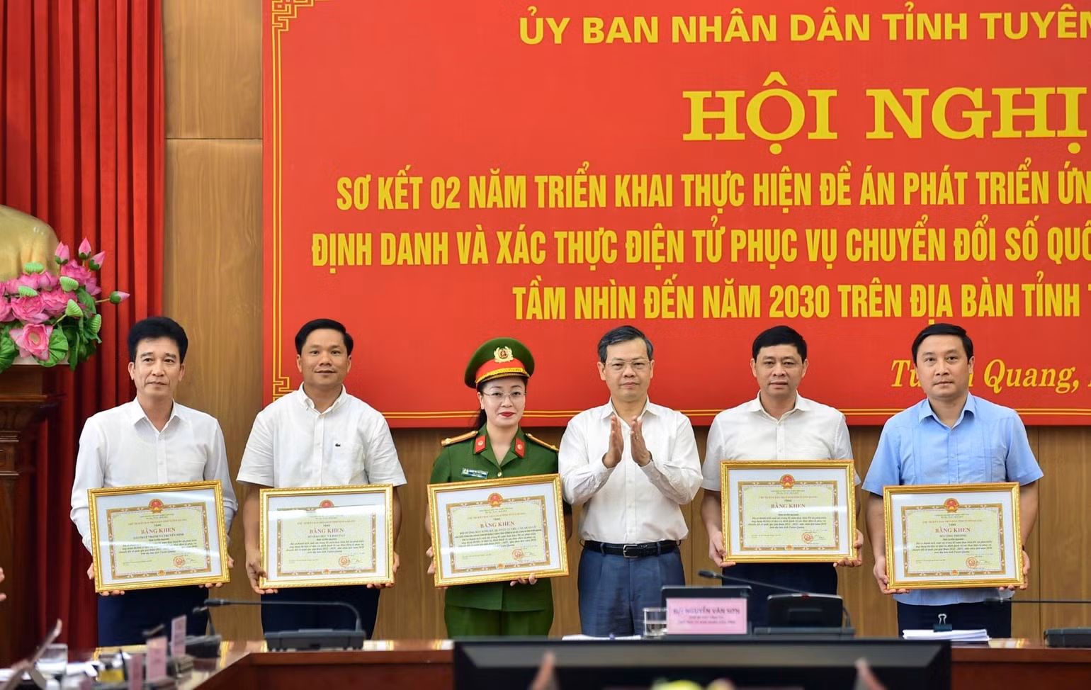 Đồng chí Nguyễn Văn Sơn, Chủ tịch Ủy ban nhân dân tỉnh Tuyên Quang tặng Bằng khen cho các tập thể có thành tích xuất sắc trong 2 năm thực hiện Đề án 06.