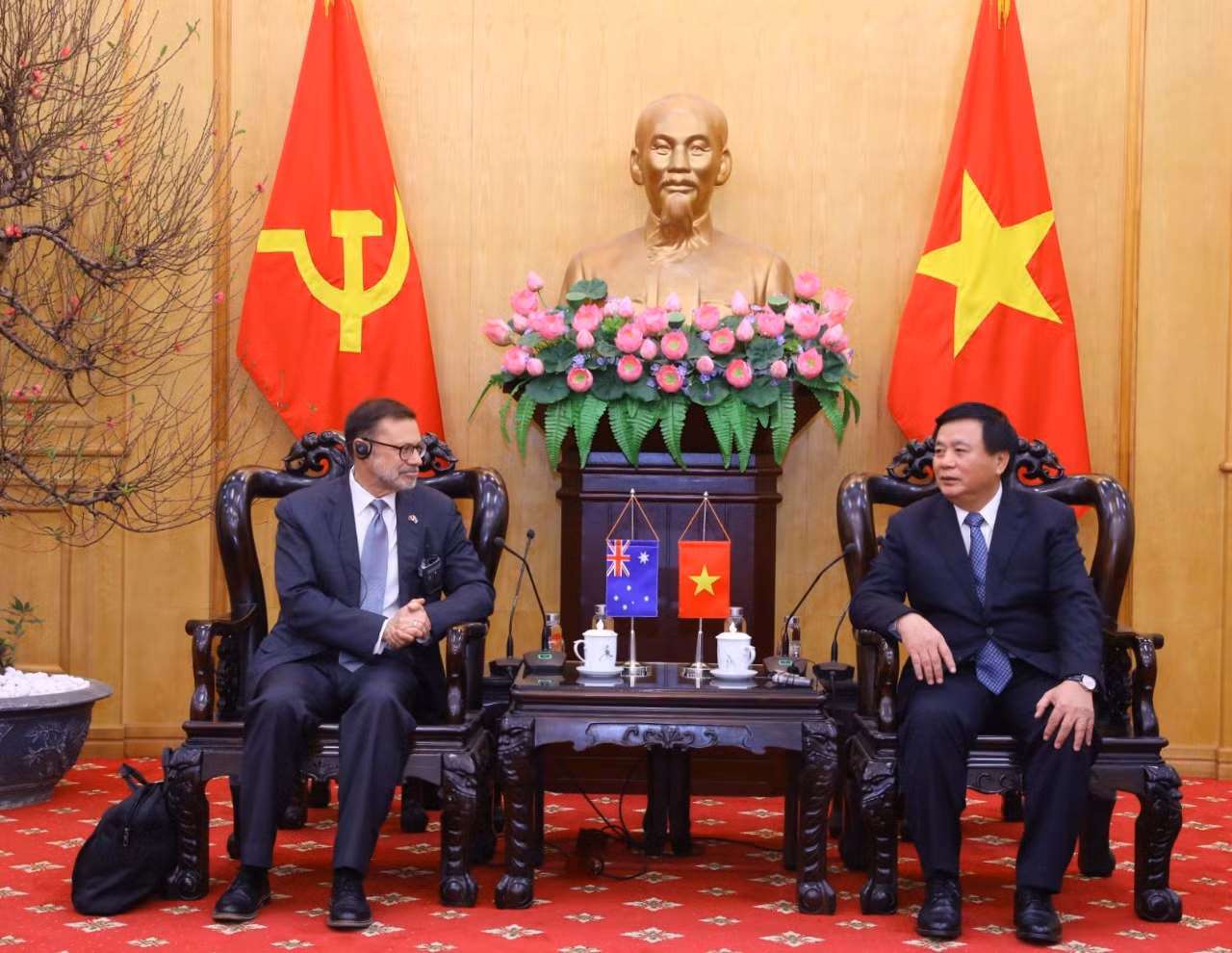 Đồng chí Nguyễn Xuân Thắng tại buổi tiếp Đại sứ.