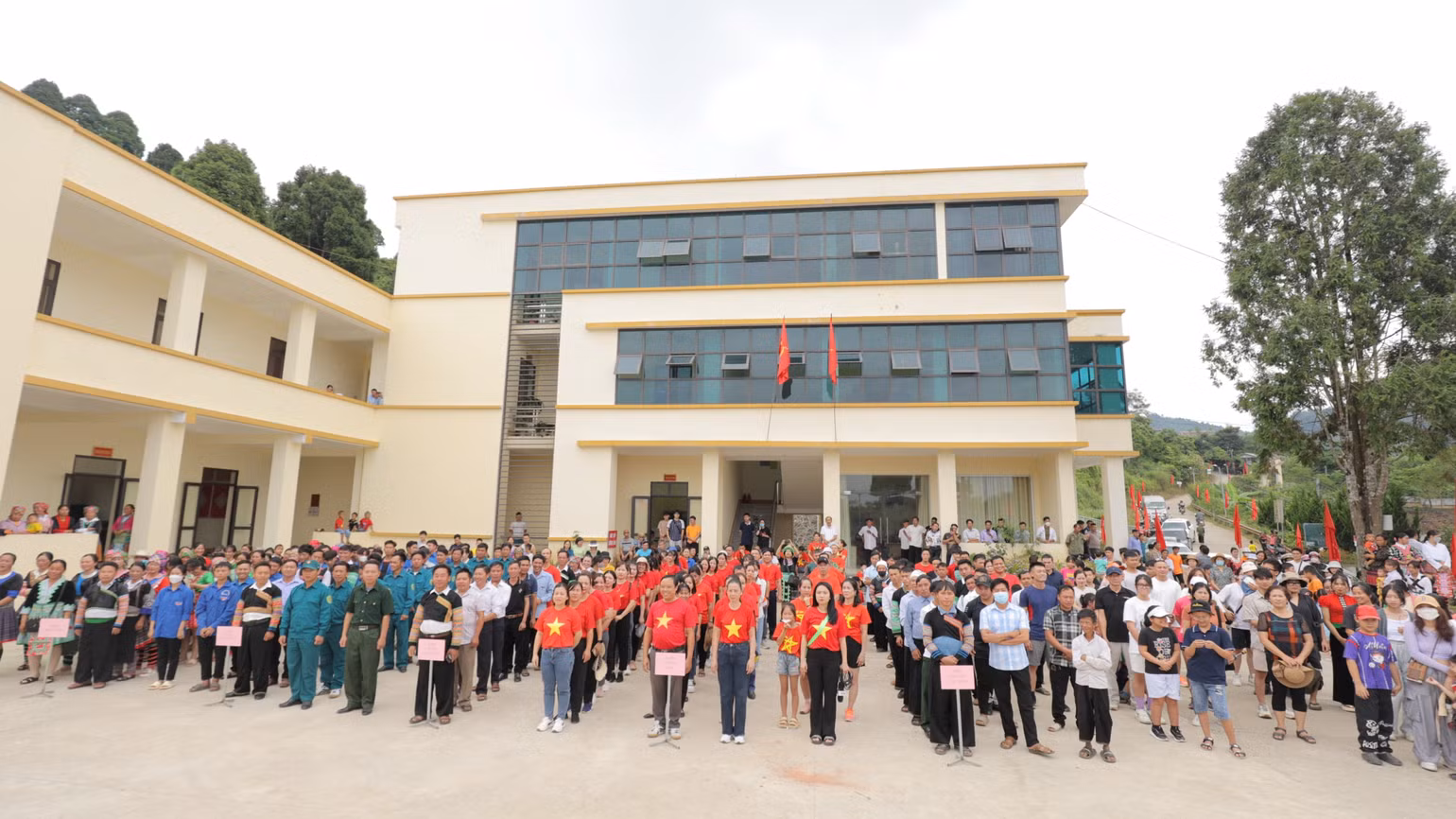 Tham gia chương trình có khoảng 2.000 người dân và du khách, trong đó 1.000 người là đồng bào các dân tộc huyện Văn Chấn. Tham gia chương trình có khoảng 2.000 người dân và du khách, trong đó 1.000 người là đồng bào các dân tộc huyện Văn Chấn.