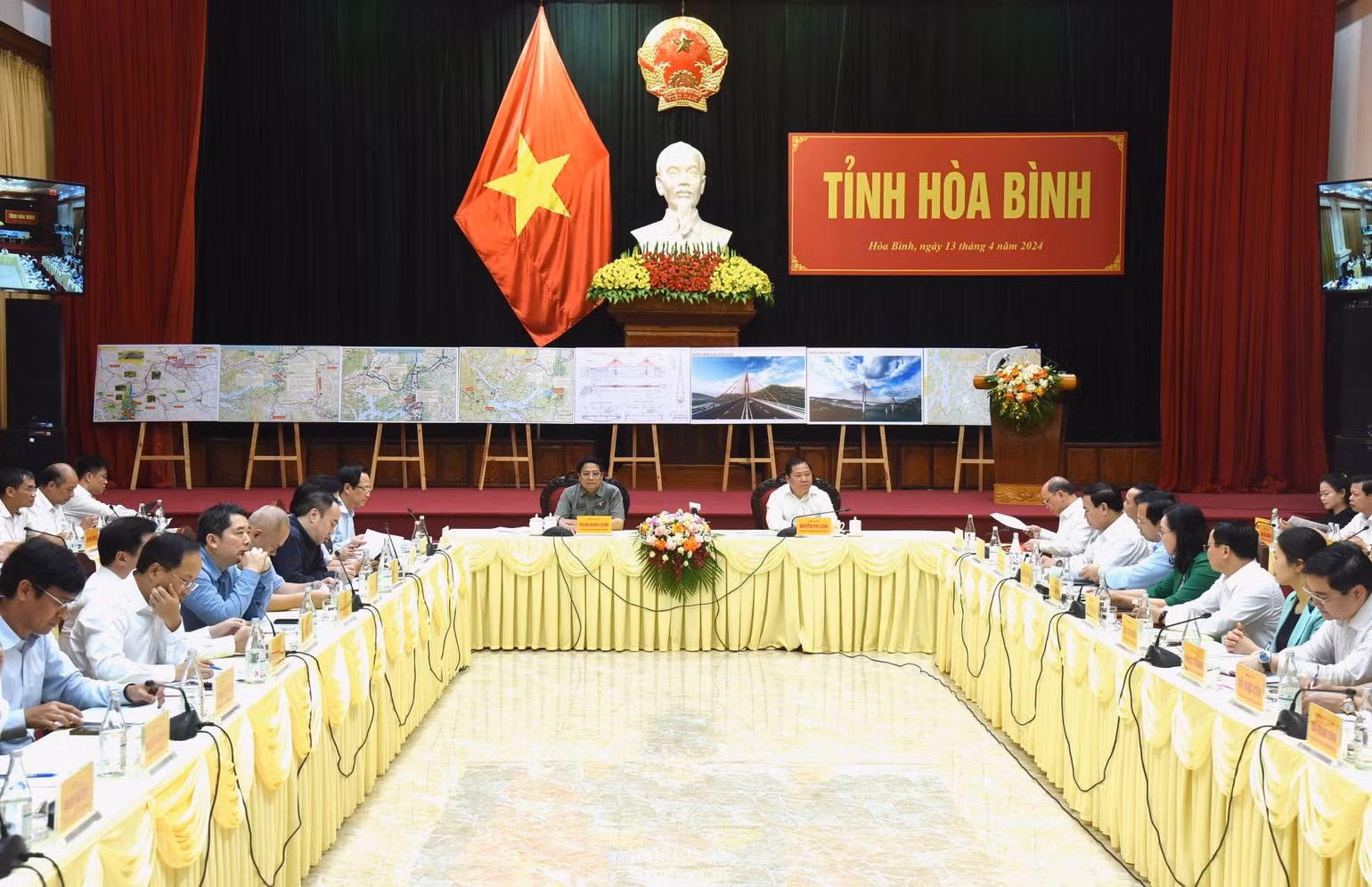 Quang cảnh buổi làm việc. Quang cảnh buổi làm việc.