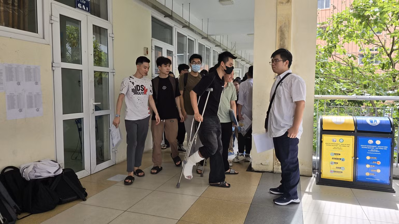 Một số em học sinh gặp vấn đề về sức khỏe, tuy nhiên cũng đã được các điểm thi hỗ trợ để có thể tham dự kỳ thi an toàn. Một số em học sinh gặp vấn đề về sức khỏe, tuy nhiên cũng đã được các điểm thi hỗ trợ để có thể tham dự kỳ thi an toàn.