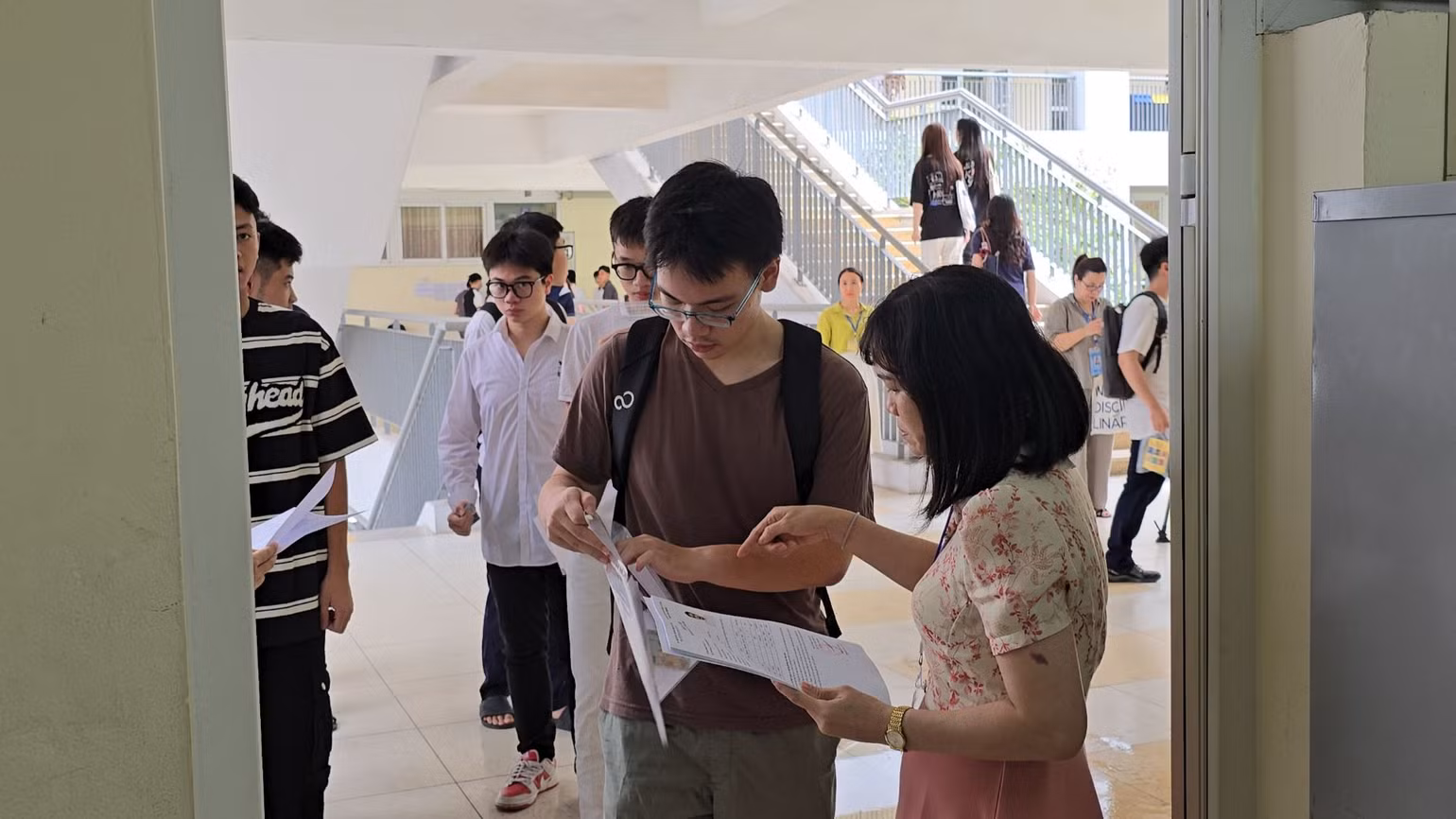 Để phục vụ cho kỳ thi tốt nghiệp THPT 2024, thành phố Hà Nội bố trí khoảng 16.000 cán bộ, giáo viên, nhân viên tham gia kỳ thi. Để phục vụ cho kỳ thi tốt nghiệp THPT 2024, thành phố Hà Nội bố trí khoảng 16.000 cán bộ, giáo viên, nhân viên tham gia kỳ thi.