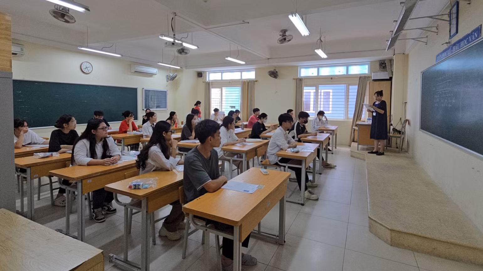 Năm nay, có hơn một triệu thí sinh cả nước có mặt tại gần 2.300 trường học để làm thủ tục thi tốt nghiệp THPT 2024. Đây là kỳ thi cuối cùng với 6 môn theo chương trình phổ thông cũ. Năm nay, có hơn một triệu thí sinh cả nước có mặt tại gần 2.300 trường học để làm thủ tục thi tốt nghiệp THPT 2024. Đây là kỳ thi cuối cùng với 6 môn theo chương trình phổ thông cũ.