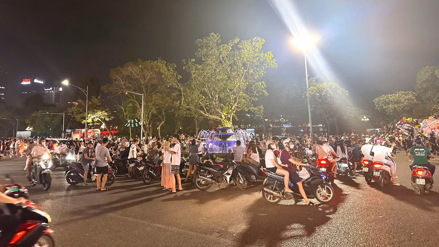 Mức giá để gửi xe trong khoảng từ 20 nghìn cho đến 30 nghìn đồng/xe, có nơi là 50 nghìn đồng. Mức giá để gửi xe trong khoảng từ 20 nghìn cho đến 30 nghìn đồng/xe, có nơi là 50 nghìn đồng.