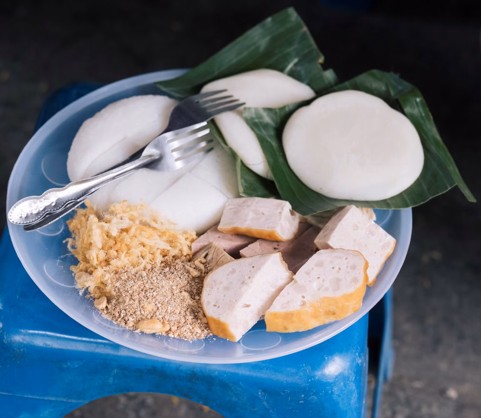 Mỗi suất cơm, bánh dày giò này có giá 20 nghìn đồng. Mỗi suất cơm, bánh dày giò này có giá 20 nghìn đồng.