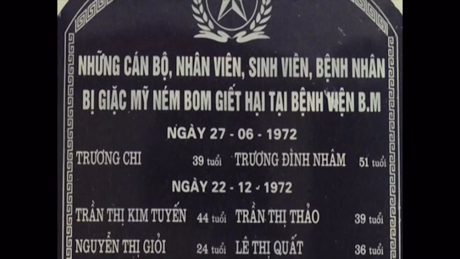 Bia tưởng niệm 28 cán bộ, y, bác sĩ và người bệnh hy sinh trong trận ném bom bệnh viện Bạch Mai. (Ảnh: Bệnh viện Bạch Mai)