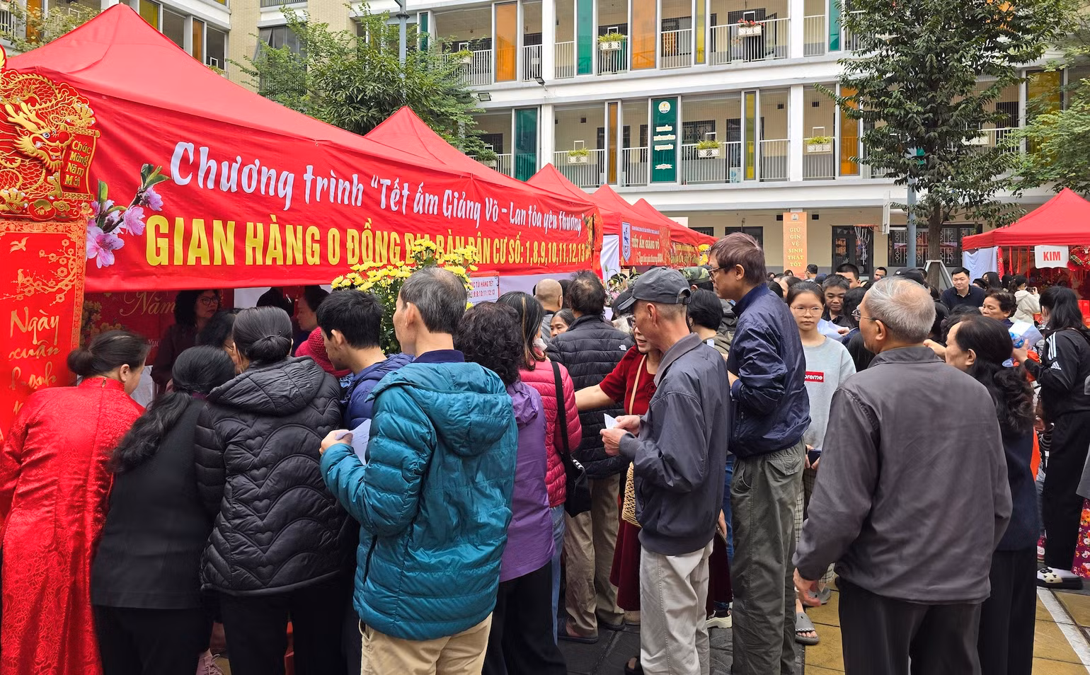 Đông đảo người dân trên địa bàn phường Giảng Võ tham dự chương trình. Đông đảo người dân trên địa bàn phường Giảng Võ tham dự chương trình.
