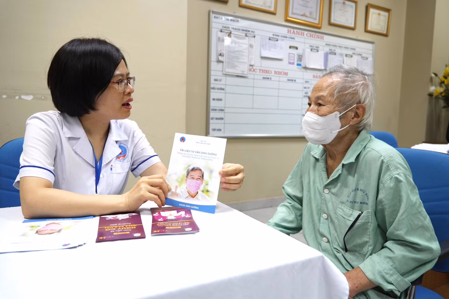 Tại Việt Nam, tỷ lệ người cao tuổi cũng đang tăng nhanh chóng. Tại Việt Nam, tỷ lệ người cao tuổi cũng đang tăng nhanh chóng.