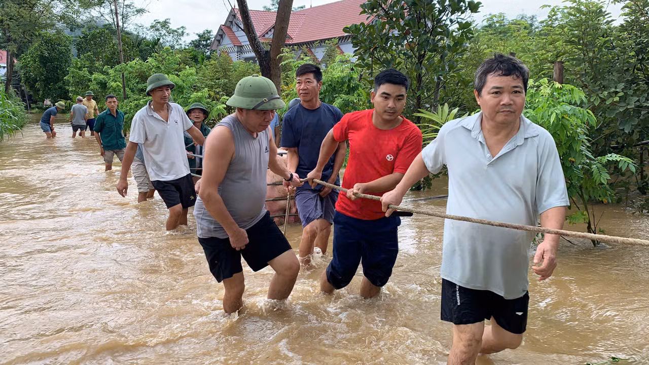 Hàng trăm người được huy động ứng phó vỡ đê tại Tuyên Quang.