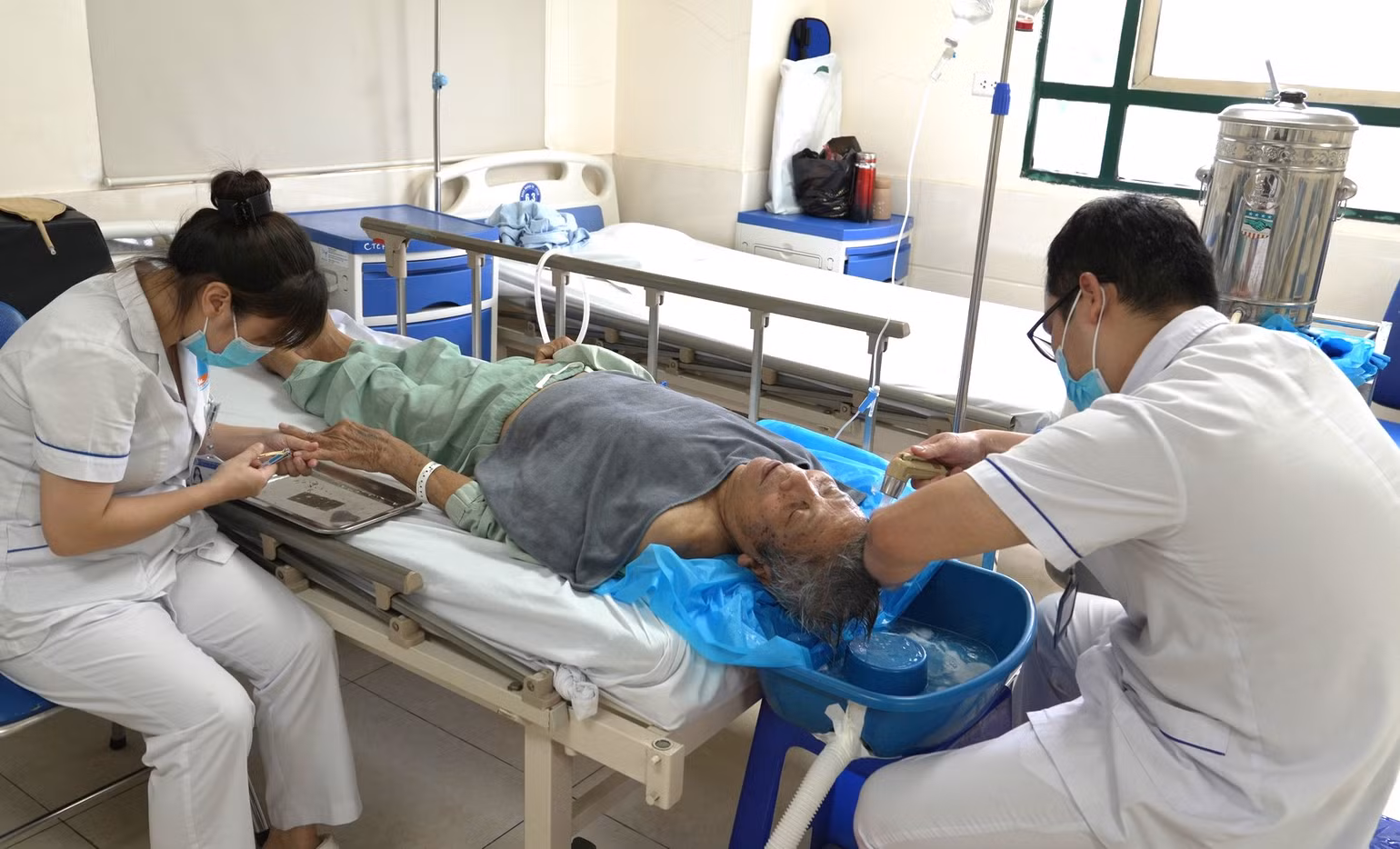 Để chăm sóc bệnh nhân cao tuổi đúng cách, tiếp cận đa chuyên ngành là yếu tố bắt buộc nhằm đáp ứng tốt nhu cầu chăm sóc sức khỏe toàn diện, liên tục và cá thể hóa cho người cao tuổi. Để chăm sóc bệnh nhân cao tuổi đúng cách, tiếp cận đa chuyên ngành là yếu tố bắt buộc nhằm đáp ứng tốt nhu cầu chăm sóc sức khỏe toàn diện, liên tục và cá thể hóa cho người cao tuổi.