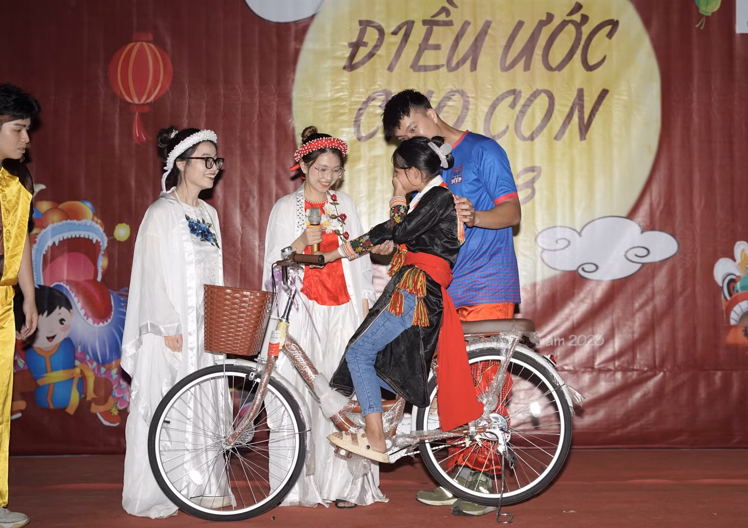 Chiếc xe đạp giúp đường đi học của em Phùng Thị Yến trở nên gần hơn. Chiếc xe đạp giúp đường đi học của em Phùng Thị Yến trở nên gần hơn.