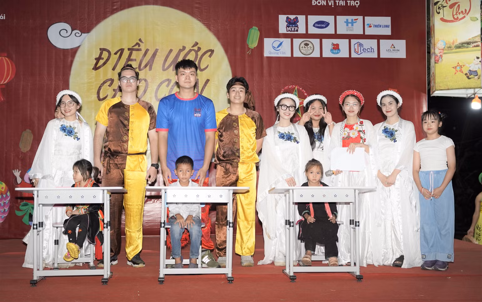 Những chiếc bàn học là điểm tựa cho các em trong hành trình học tập. Những chiếc bàn học là điểm tựa cho các em trong hành trình học tập.