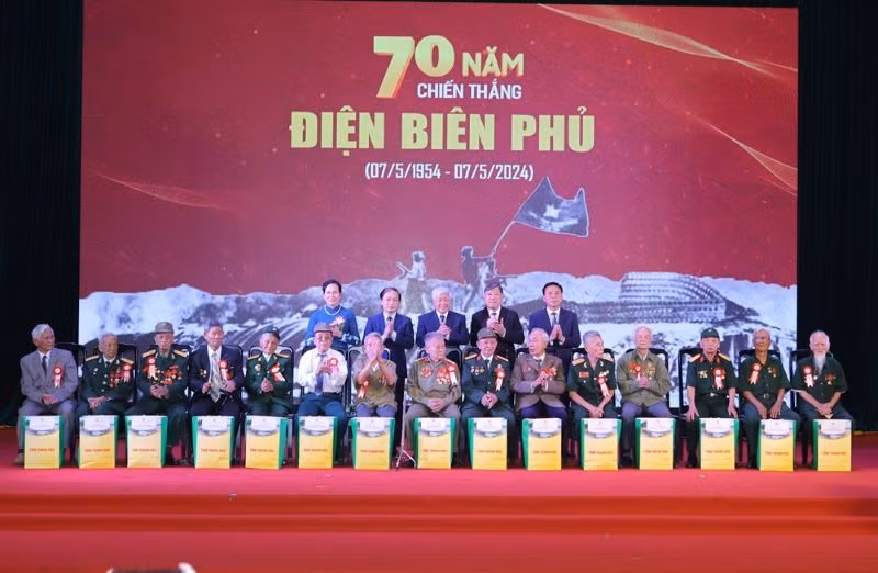 Tỉnh Thanh Hóa tổ chức tri ân chiến sĩ Điện Biên, thanh niên xung phong, dân công hỏa tuyến trực tiếp tham gia chiến dịch Điện Biên Phủ. Tỉnh Thanh Hóa tổ chức tri ân chiến sĩ Điện Biên, thanh niên xung phong, dân công hỏa tuyến trực tiếp tham gia chiến dịch Điện Biên Phủ.