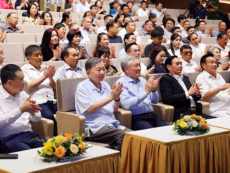 Các đại biểu dự chương trình nghệ thuật. Các đại biểu dự chương trình nghệ thuật.