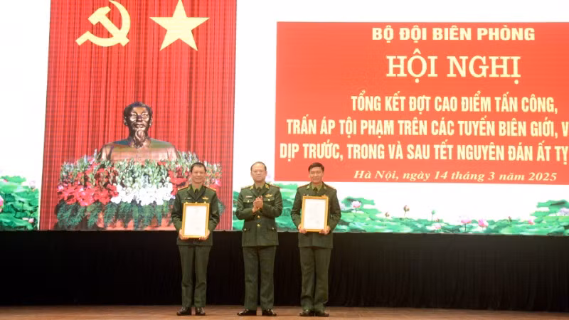 Trung tướng Nguyễn Anh Tuấn, Chính ủy Bộ đội Biên phòng trao thưởng tặng các tập thể có thành tích xuất sắc.