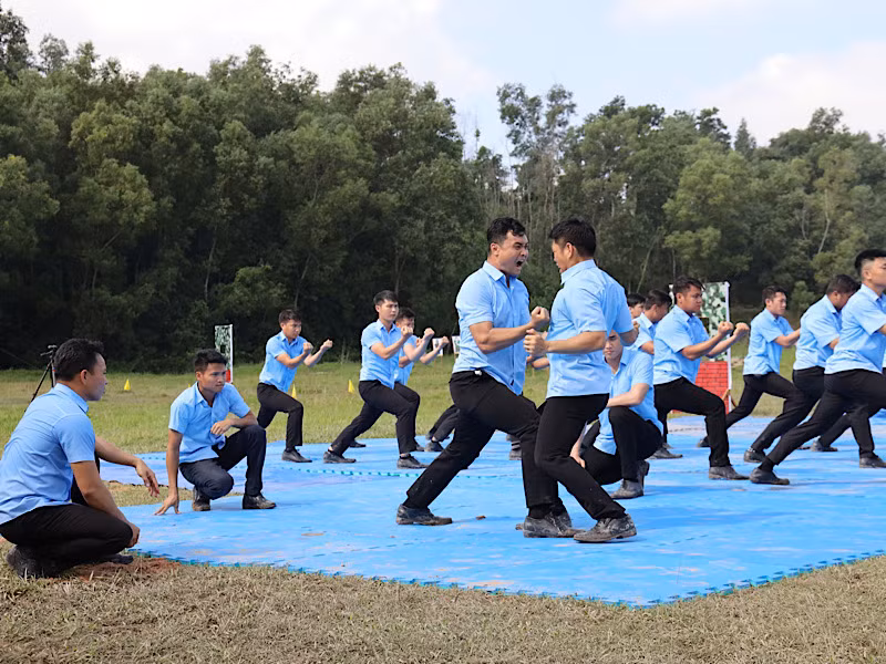 Một trong những tiêu chuẩn lựa chọn Sĩ quan bảo vệ tiếp cận là phải thành thạo các kỹ năng bắn súng, bơi, võ thuật. Một trong những tiêu chuẩn lựa chọn Sĩ quan bảo vệ tiếp cận là phải thành thạo các kỹ năng bắn súng, bơi, võ thuật.