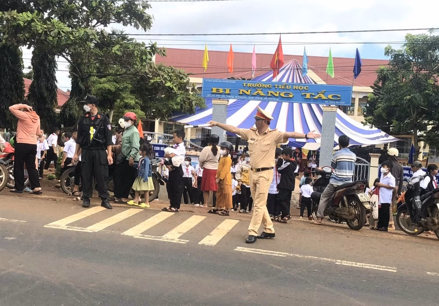 Bảo đảm trật tự an toàn giao thông tại cổng trường học ở tỉnh Đắk Nông.