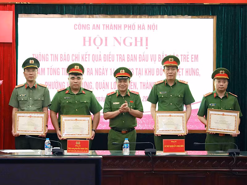 Các tập thể, cá nhân nhận thư khen của Bí thư Thành ủy Hà Nội.