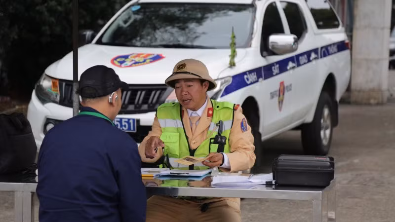 Thời gian tới, cảnh sát giao thông tập trung xử lý trật tự đô thị. Thời gian tới, cảnh sát giao thông tập trung xử lý trật tự đô thị.
