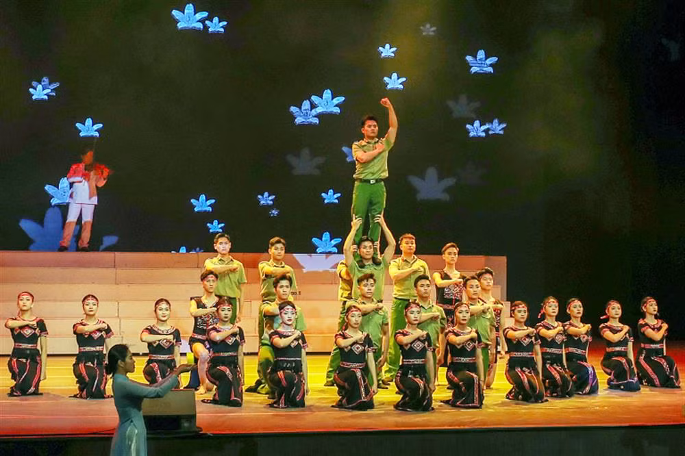 Chương trình có sự tham gia biểu diễn của đông đảo nghệ sĩ trong và ngoài lực lượng Công an nhân dân. Chương trình có sự tham gia biểu diễn của đông đảo nghệ sĩ trong và ngoài lực lượng Công an nhân dân.