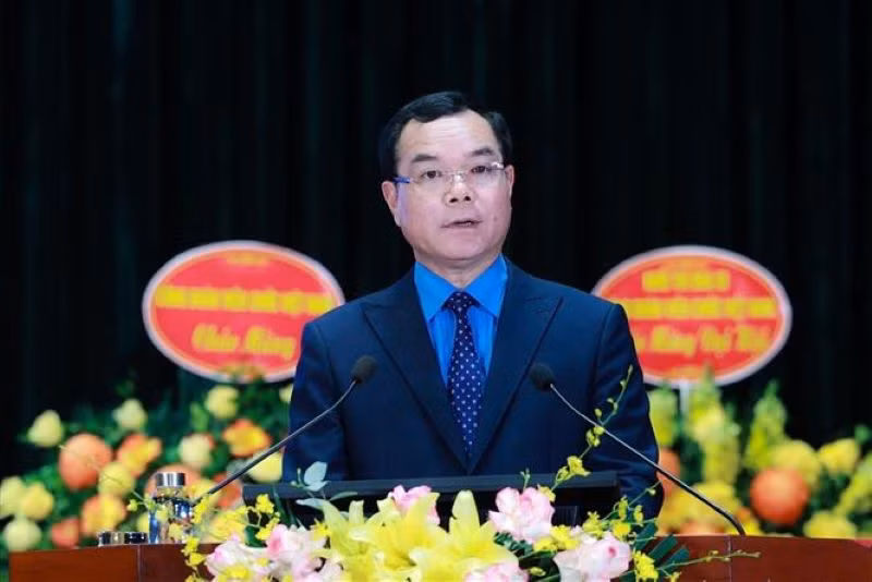 Chủ tịch Tổng Liên đoàn Lao động Việt Nam Nguyễn Đình Khang. Chủ tịch Tổng Liên đoàn Lao động Việt Nam Nguyễn Đình Khang.