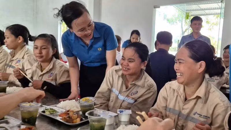 Liên đoàn Lao động tỉnh Hà Tĩnh dự “Bữa cơm Công đoàn” tại Công ty TNHH Plywood Thanh Thành Đạt.