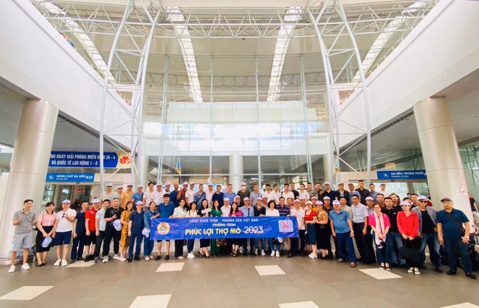 Chuyến đầu tiên trong Chương trình Phúc lợi thợ mỏ tại Đà Lạt (Lâm Đồng). Chuyến đầu tiên trong Chương trình Phúc lợi thợ mỏ tại Đà Lạt (Lâm Đồng).