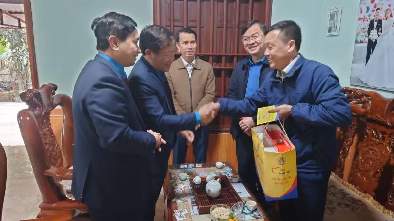 Công đoàn TKV thăm, tặng quà gia đình tiêu biểu xuất sắc Công ty Xi măng La Hiên.